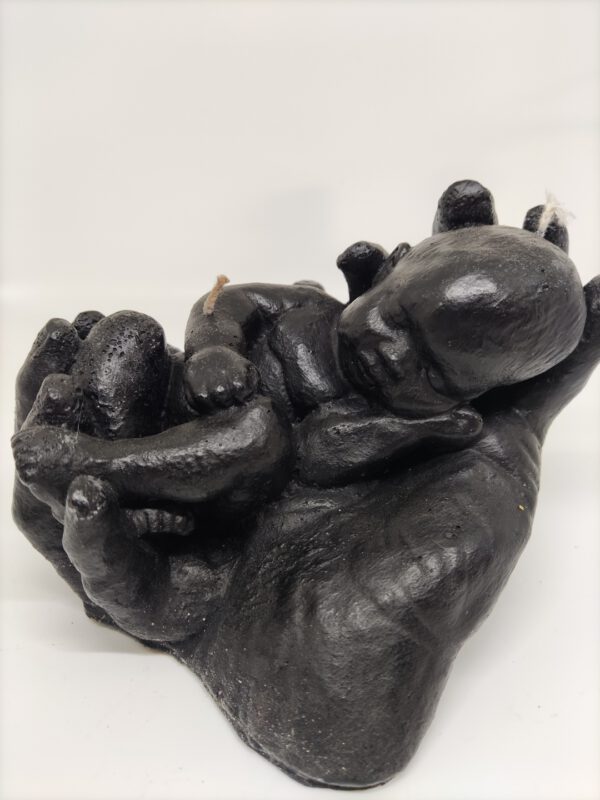Kaars - Baby in handen