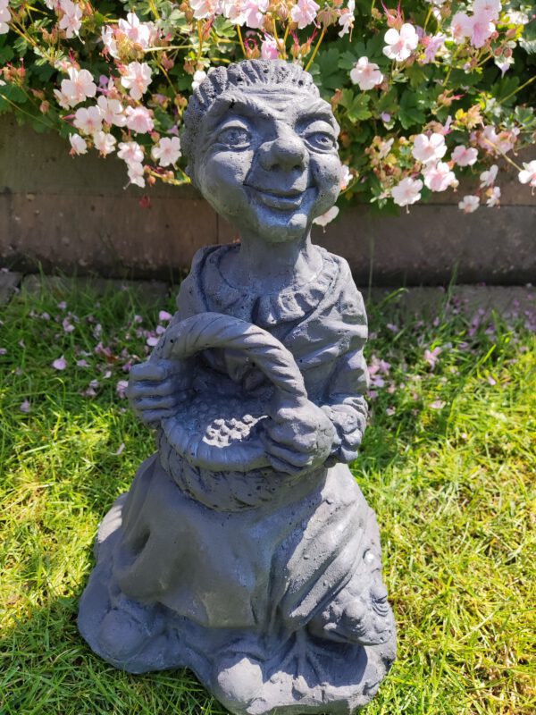 Oma zittend op een schildpad